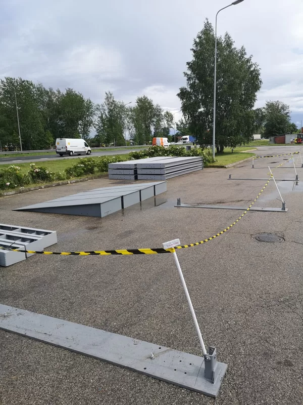 Auto svaru montāža  uz asfalta īslaicīgam darbam.