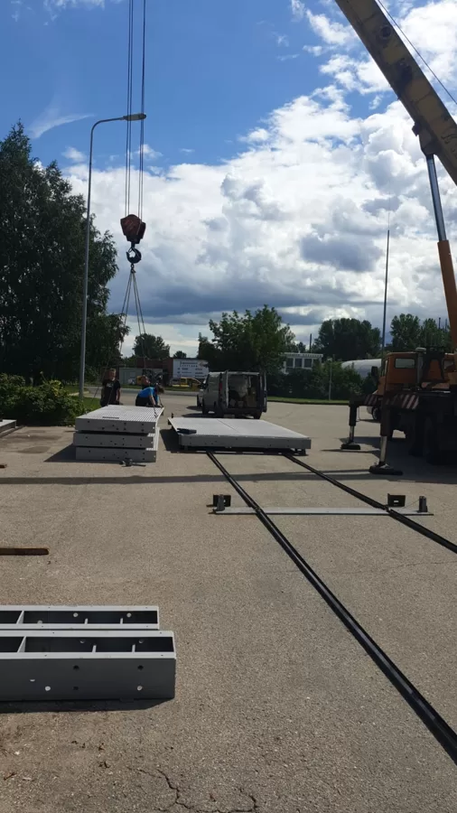 Platformas autosvaru montāža